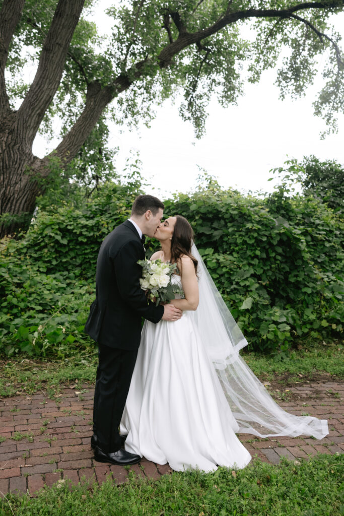 Summer Restaurant Wedding in Minneapolis by Molly Waring Photography: Destination Wedding Photographer