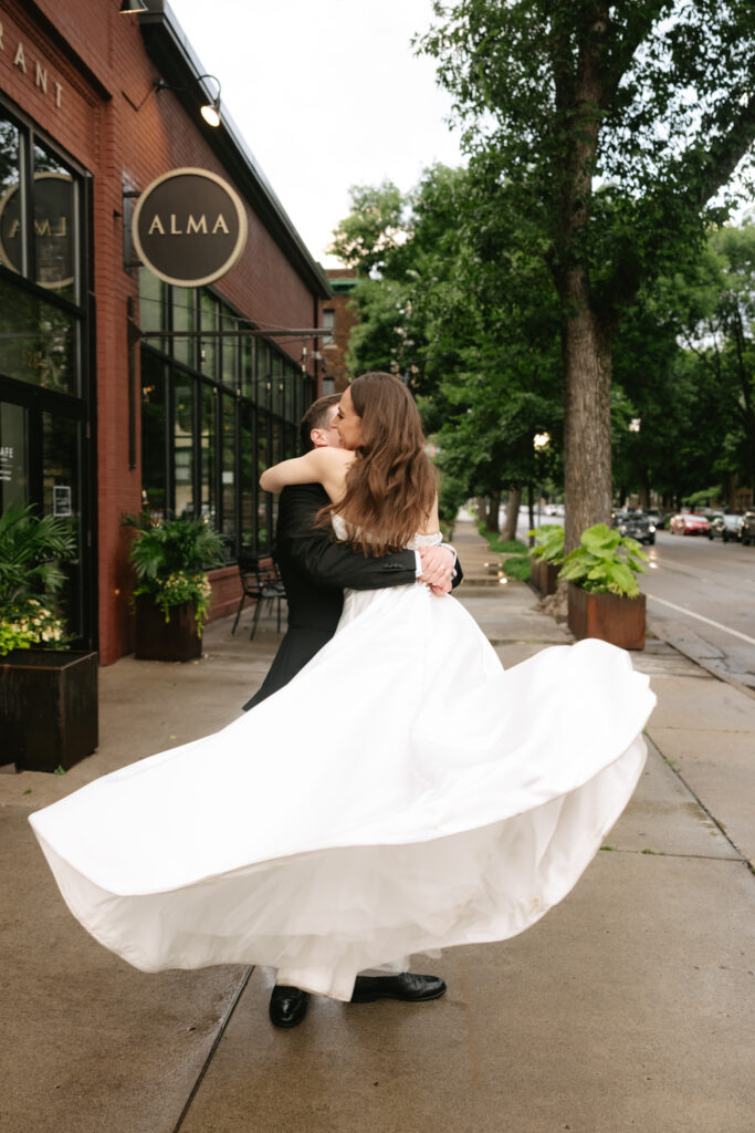 Summer Restaurant Wedding in Minneapolis by Molly Waring Photography: Destination Wedding Photographer