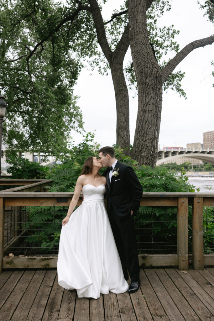 Summer Restaurant Wedding in Minneapolis by Molly Waring Photography: Destination Wedding Photographer